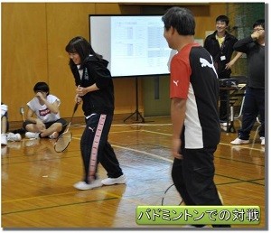 バドミントンでの対戦の画像