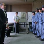 古川会長のメッセージを聴く学生の画像