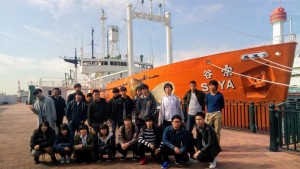 ​南極観測船「宗谷」との記念写真の画像