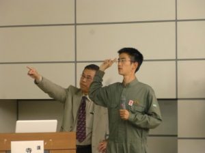 指差し呼称の指導を受ける訓練生​の画像