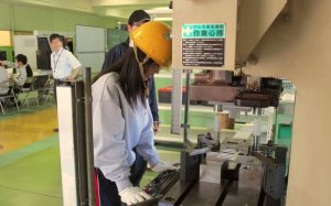 金属プレス作業