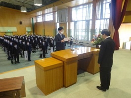 桜が舞い散る中、入校式が挙行されましたの画像3