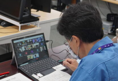 リモートで訓練生に講義している様子の画像