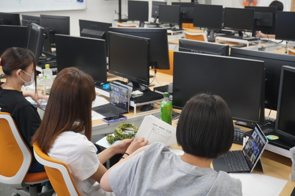 貸し出したタブレット端末で情報モラル、セキュリティ等の講義を受講している様子の画像