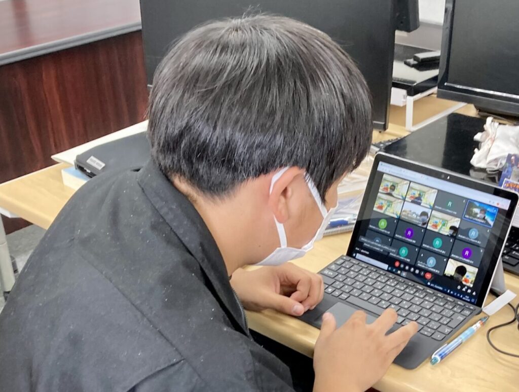 実際にオンライン上で他の訓練生に接続している様子の画像