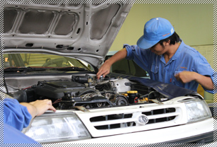 エンジン脱着実習の画像