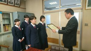 前橋市立芳賀中学校における表彰伝達式の様子の画像