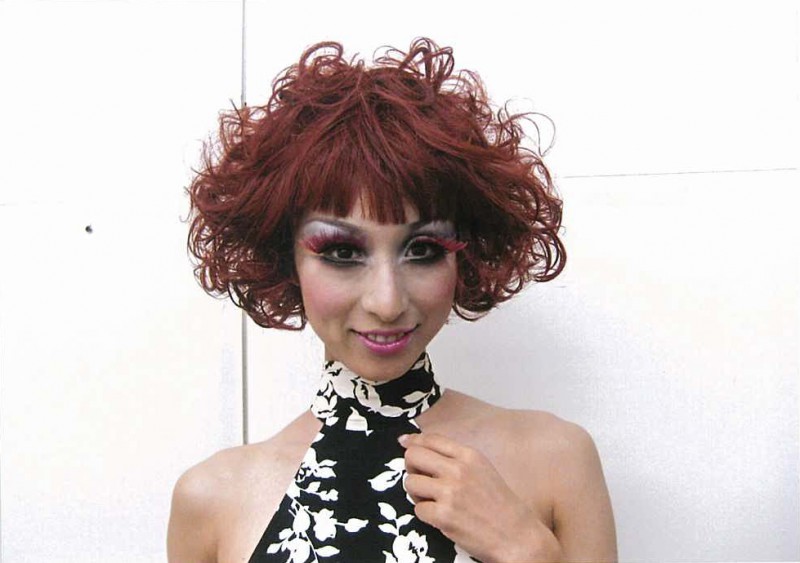 ブラシを使わず指でカールして仕上げたパーマスタイル