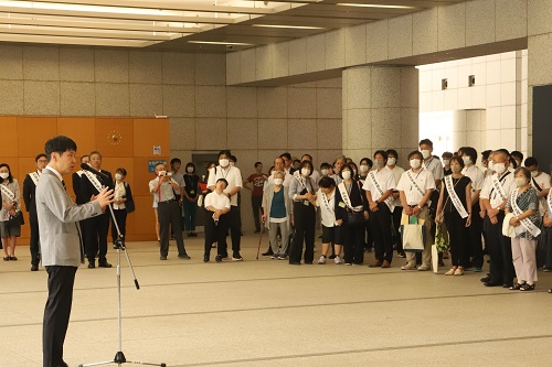 写真：挨拶する山本知事