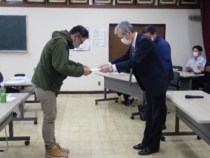 (画像)修了証書の授与