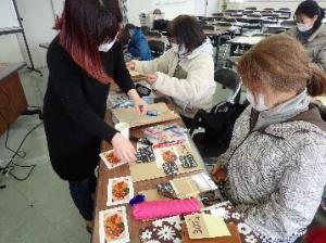 (画像)講師からアドバイスを受ける参加者