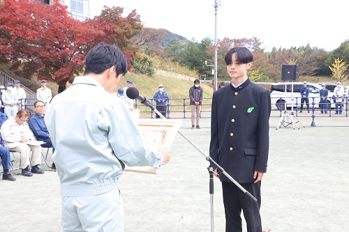 写真：表彰状を授与する山本知事