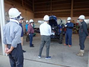 (画像)トラクターを乗る前の確認作業