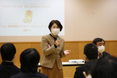 生徒からの質問に答える大林裕子議員の画像