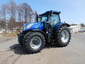 新しい青いトラクターの斜め前からの写真です