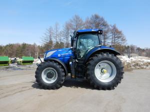 新しいトラクターの側面の写真です