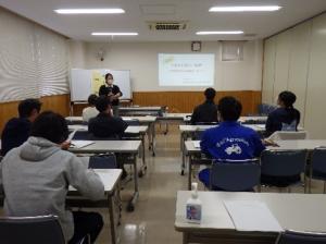 熱心に講義を聴く参加者の画像