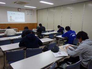 演習課題に取り組む参加者の画像