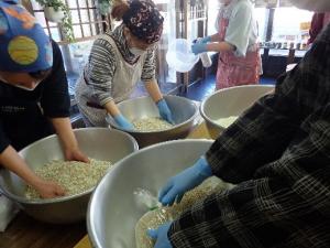 手作りみそを加工している様子1の写真