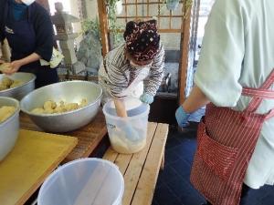 手作りみそを加工している様子2の写真