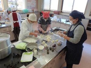 「さとのそら」の小麦粉を使ったまんじゅう作りの様子写真