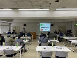 ほ場越冬栽培の講演を聞く参加者写真