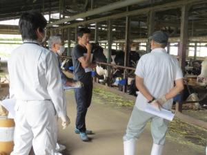 農場確認による検討風景の画像