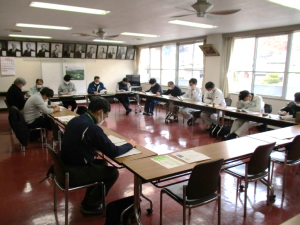 検討の様子の画像