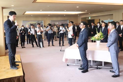 写真：祝辞を述べる山本知事