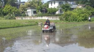 田植機で田植えをしている画像