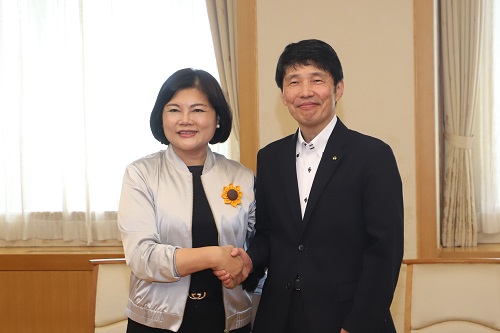 写真：握手する山本知事と張雲林県長