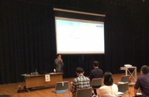 講演の様子の写真