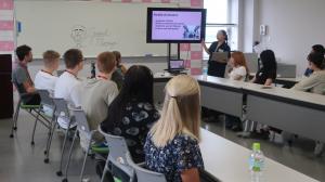 インディアナ州高校生来県女子大学訪問の写真