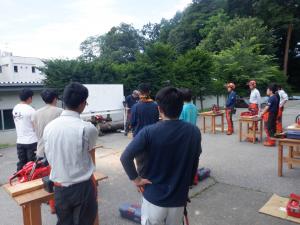 チェーンソーを安全に使用するための講義中の画像