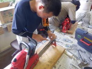 ソーチェーンをヤスリで研いでいる画像