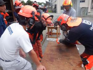 ソーチェーンが研げているか確認している画像