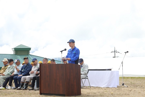 写真：挨拶する山本知事