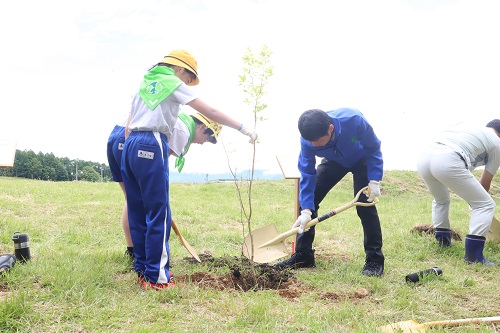 写真：子どもたちと植樹を行う山本知事