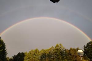空に二重の虹がかかっている写真です