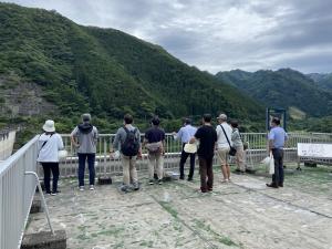 展望台からダム湖を見学しています。写真