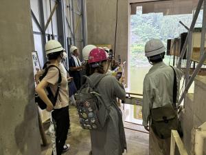 舟庫を見学しています。写真