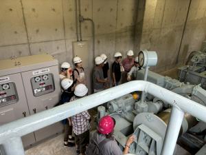 ダムの設備を見ています。写真