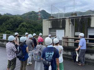 ダムのゲート施設の説明を受けています。写真