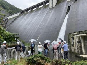 ダムの放流を下から見ています。写真