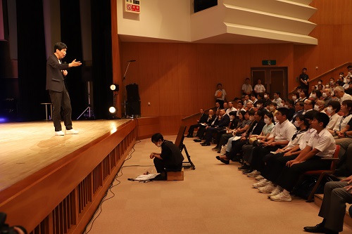 写真：参加者の質問に答える山本知事