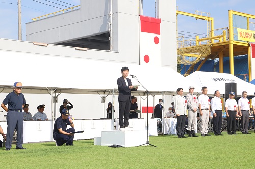 写真：挨拶する山本知事