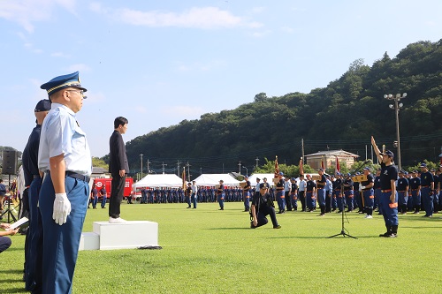 写真：選手宣誓を受ける山本知事