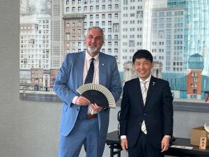 ホルコム州知事と桐生織の写真