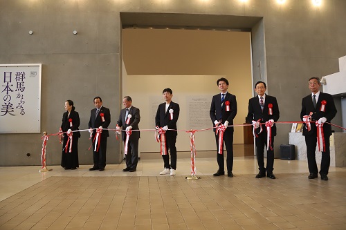 写真:テープカットに参加する山本知事