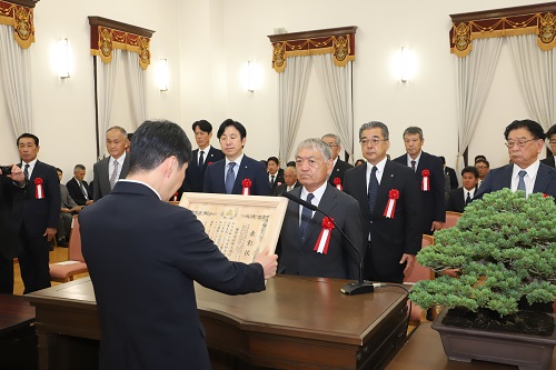 写真：表彰状を授与する山本知事